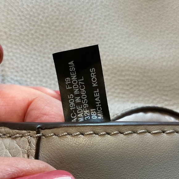 Michael Kors Crossbody Bag Greige Pebble Leather - Picture 11 of 15